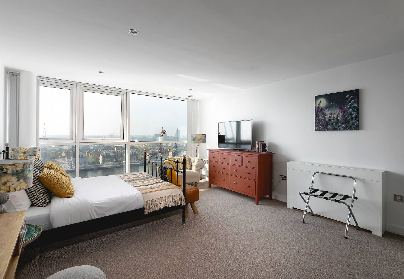 Rent by room in London - Waterfront | Excel | King Room 