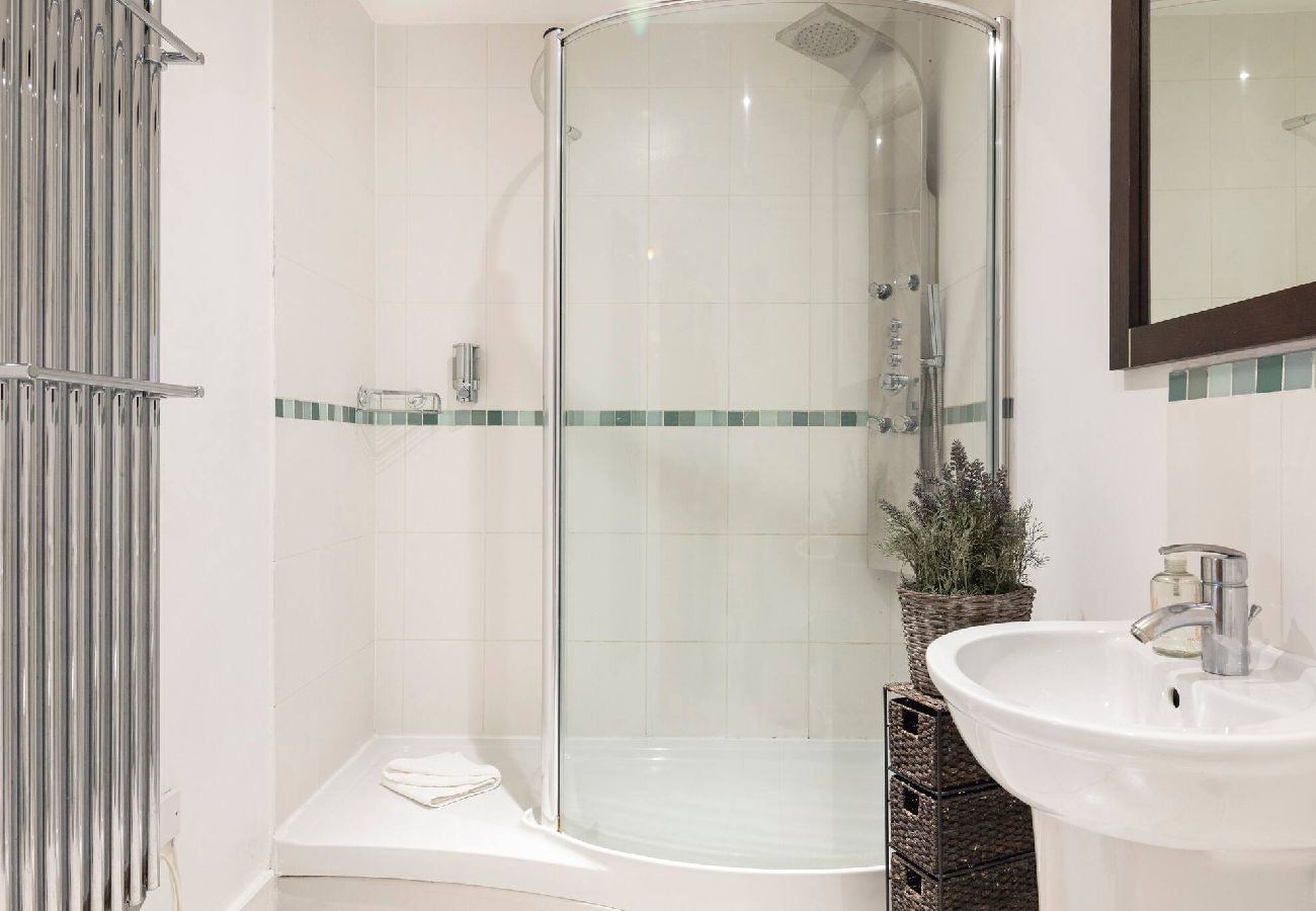 Rent by room in London - Waterfront | Excel | King Room 