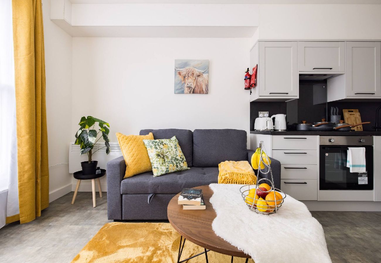 Apartment in London - Chic Retreat by Wild Roses - C 