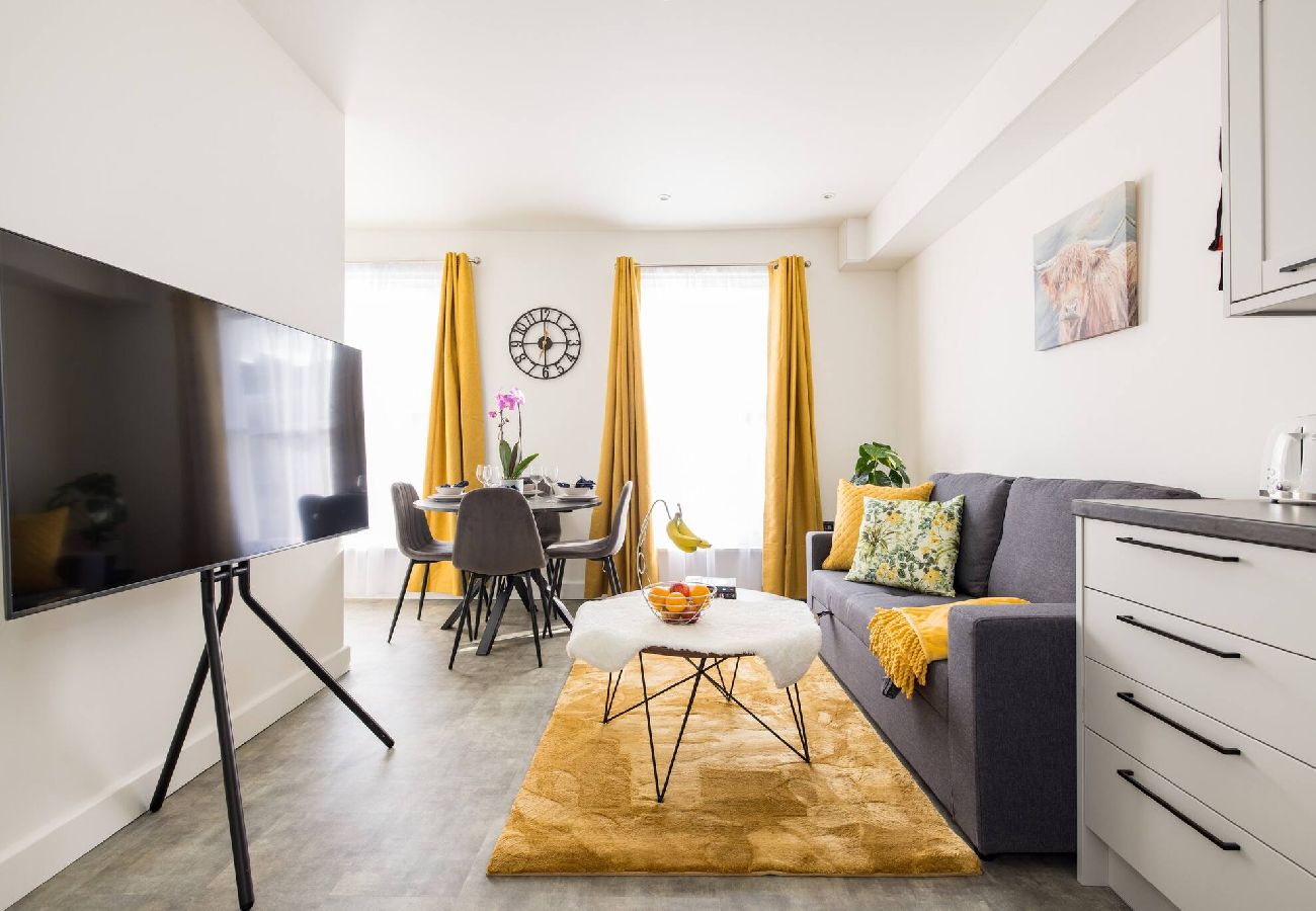 Apartment in London - Chic Retreat by Wild Roses - C 