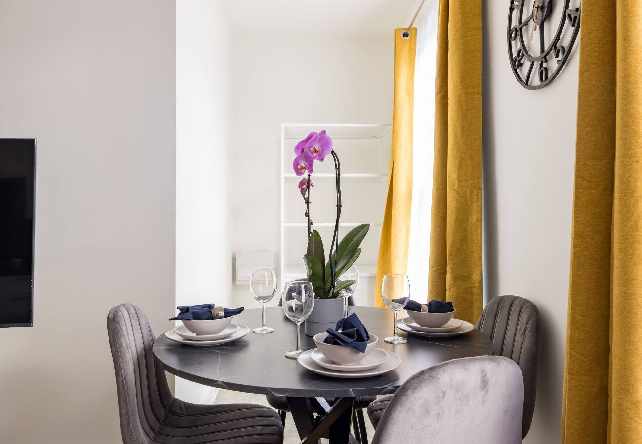Apartment in London - Chic Retreat by Wild Roses - C 