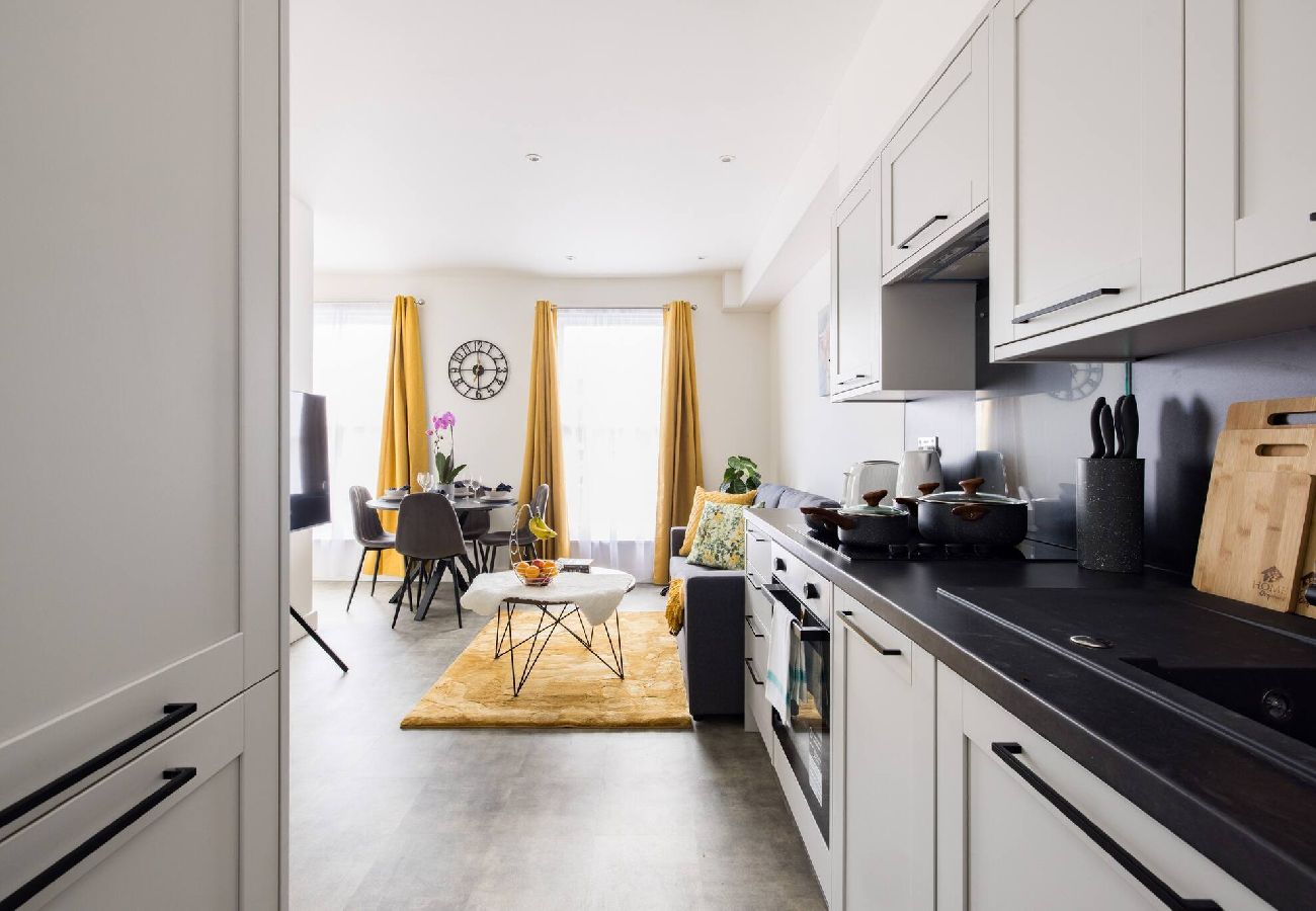 Apartment in London - Chic Retreat by Wild Roses - C 