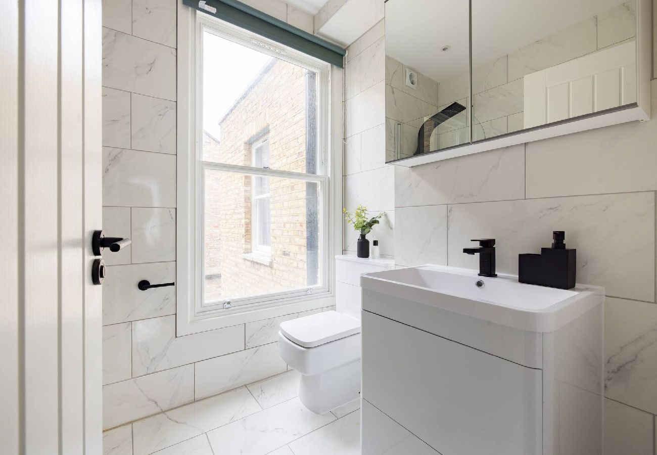 Apartment in London - Chic Retreat by Wild Roses - C 