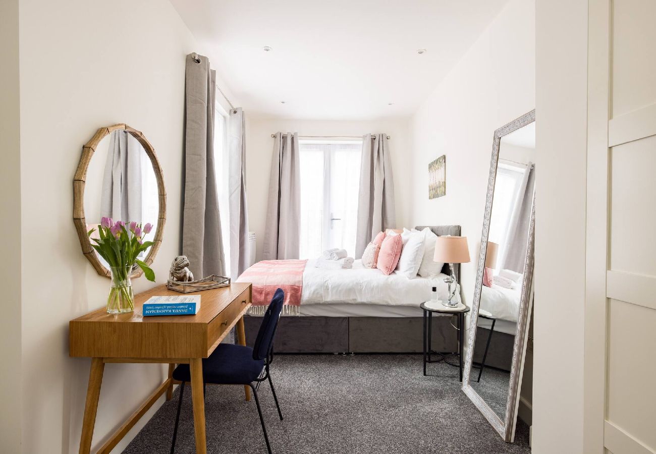 Apartment in London - Chic Retreat by Wild Roses - C 
