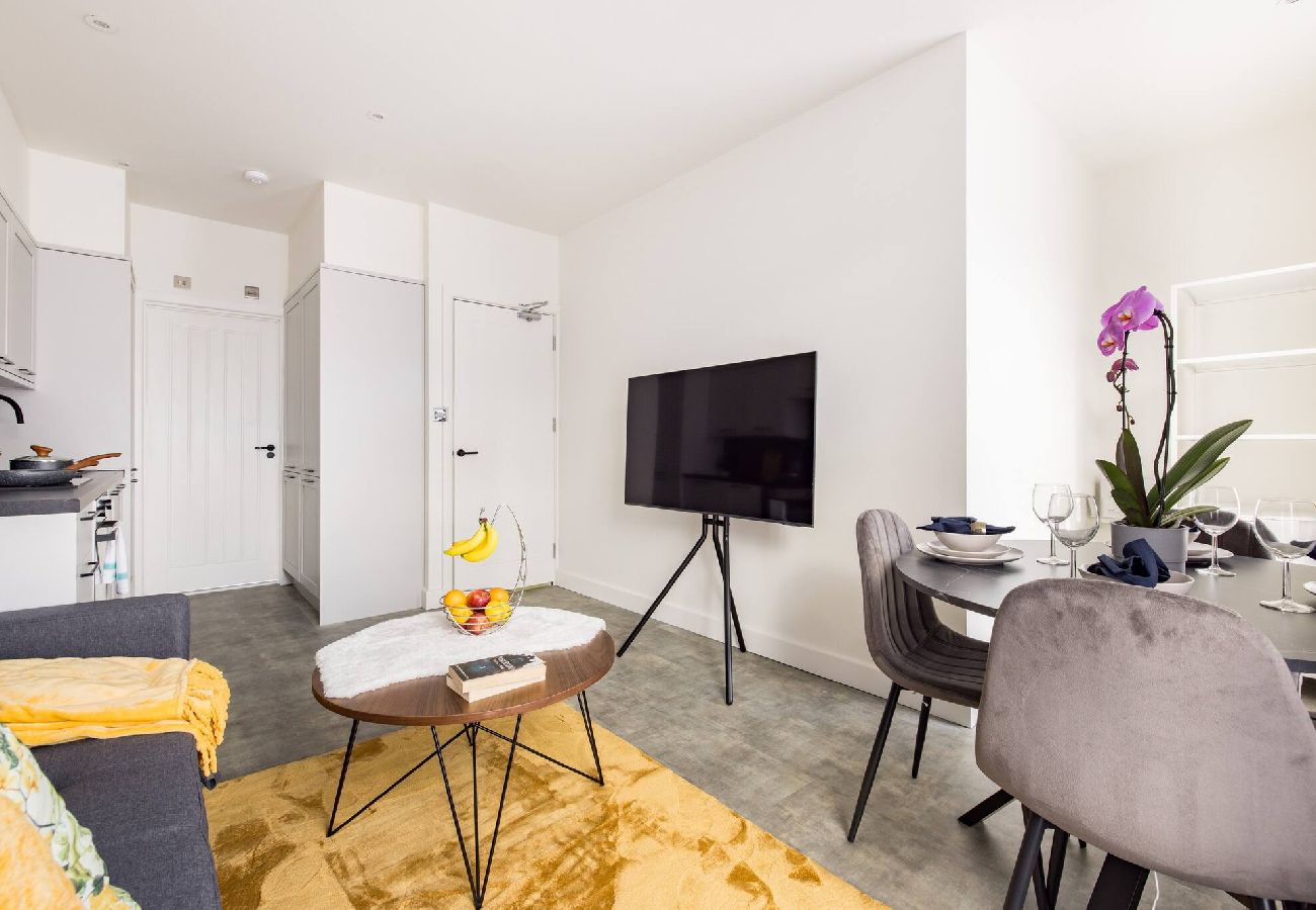 Apartment in London - Chic Retreat by Wild Roses - C 