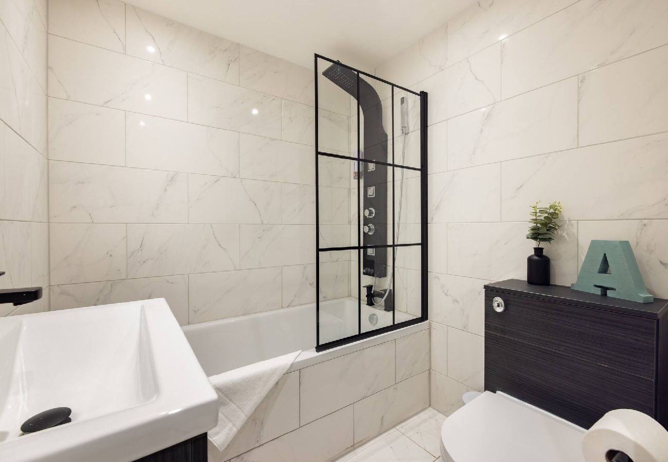 Apartment in London - Chic Retreat by Wild Roses - A 