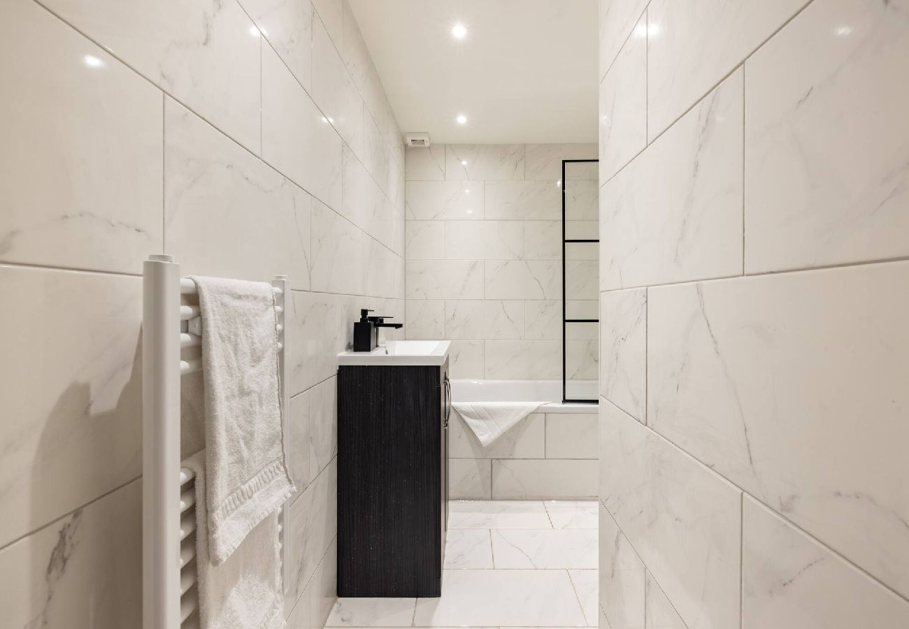 Apartment in London - Chic Retreat by Wild Roses - A 