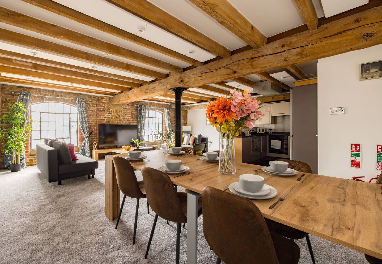 Apartment in London - ExCel Warehouse Conversion by Wild Roses - 2 