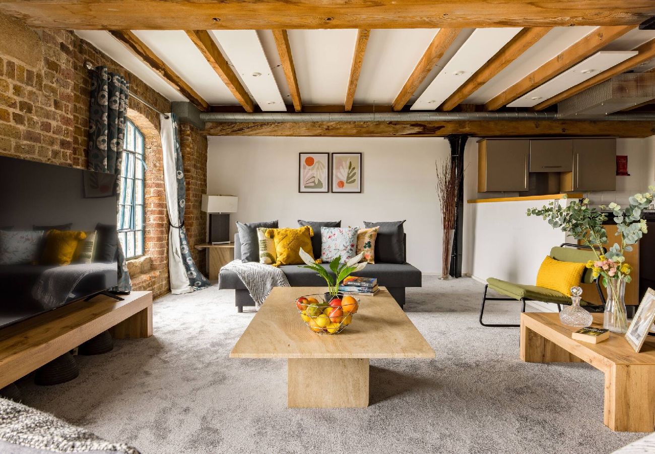 Apartment in London - ExCel Warehouse Conversion by Wild Roses - 2 