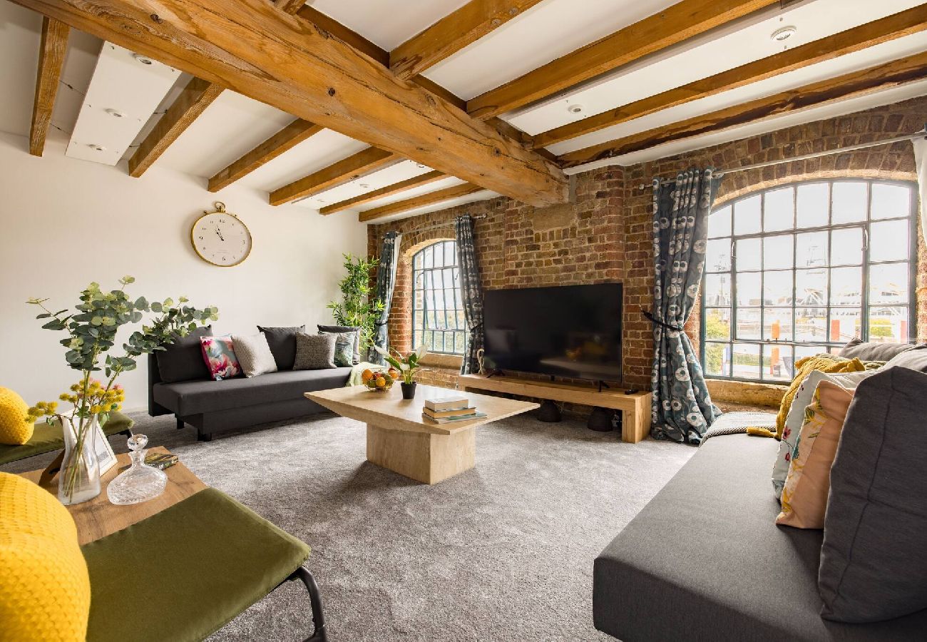 Apartment in London - ExCel Warehouse Conversion by Wild Roses - 2 