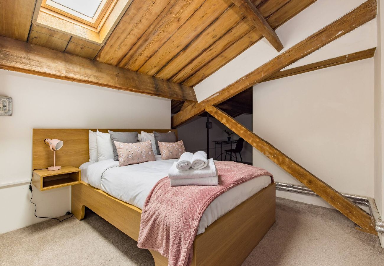 Apartment in London - ExCel Warehouse Conversion by Wild Roses - 2 