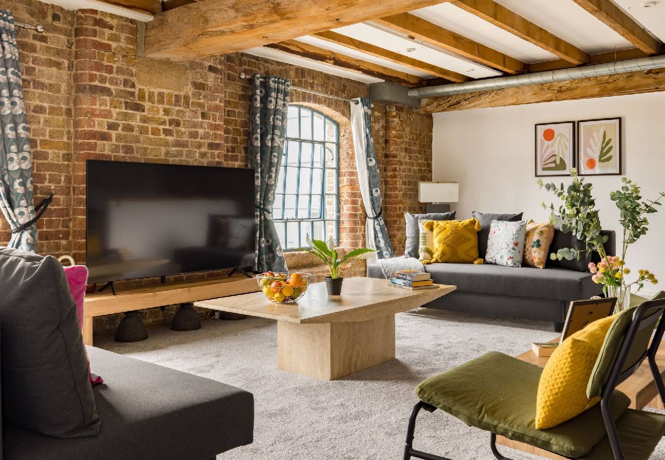 Apartment in London - ExCel Warehouse Conversion by Wild Roses - 2 