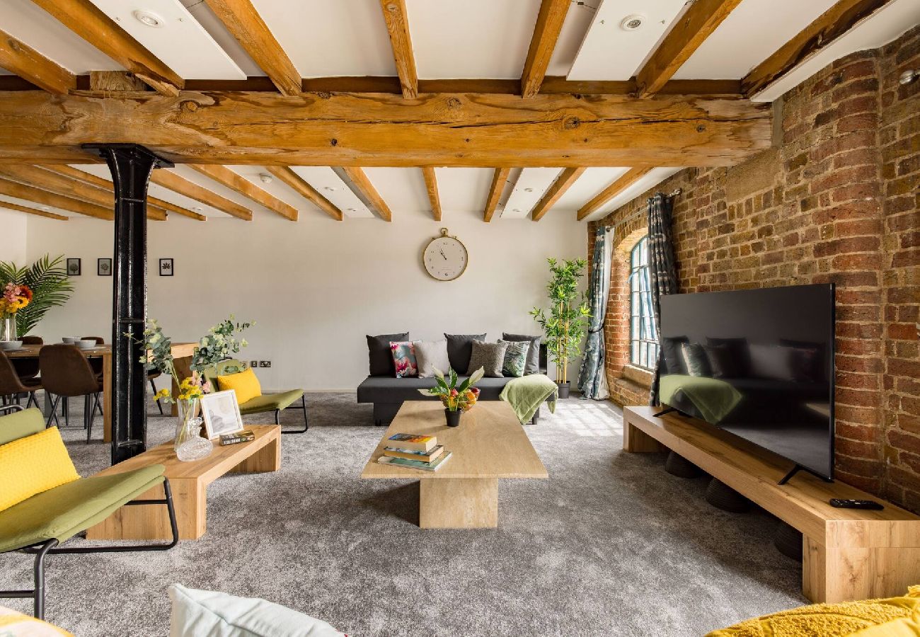 Apartment in London - ExCel Warehouse Conversion by Wild Roses - 2 