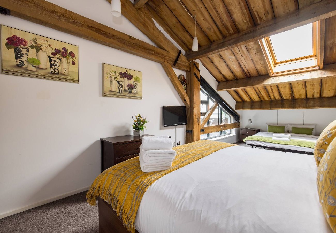 Apartment in London - ExCel Warehouse Conversion by Wild Roses - 2 