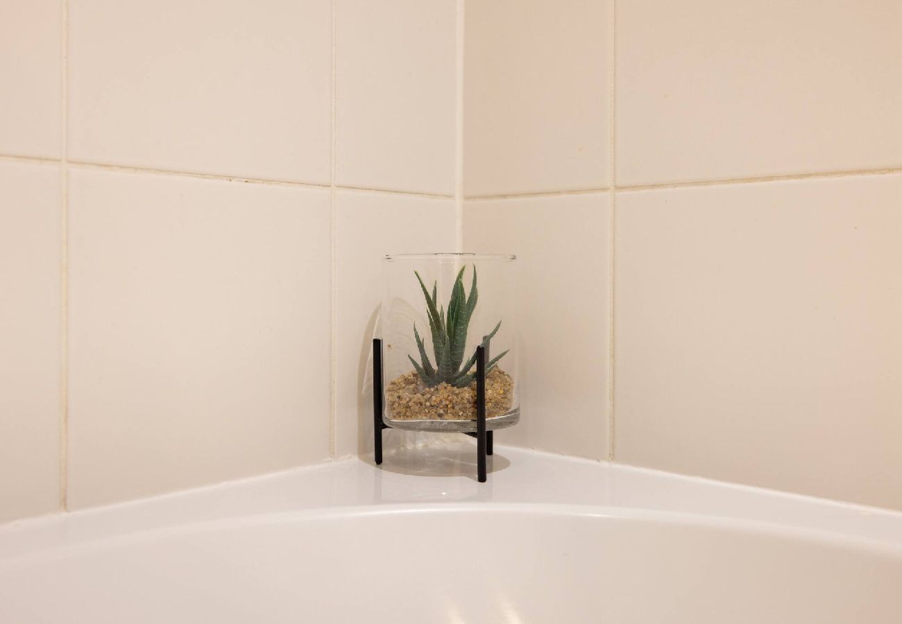 Apartment in London - ExCel Warehouse Conversion by Wild Roses - 2 