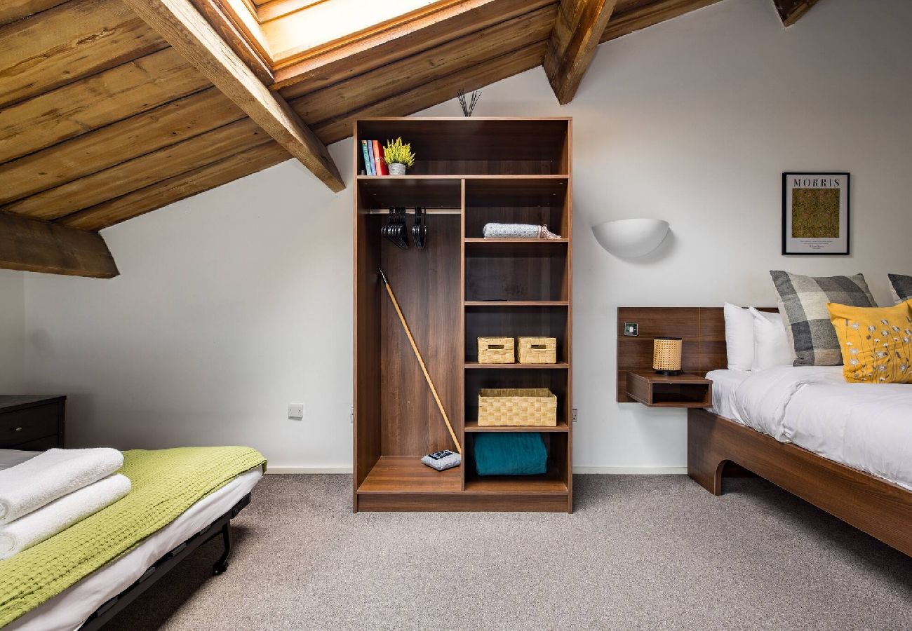 Apartment in London - ExCel Warehouse Conversion by Wild Roses - 2 