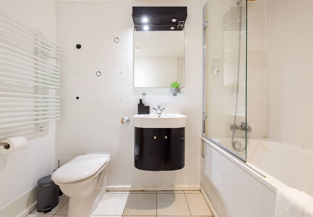 Apartment in London - ExCel Warehouse Conversion by Wild Roses - 2 