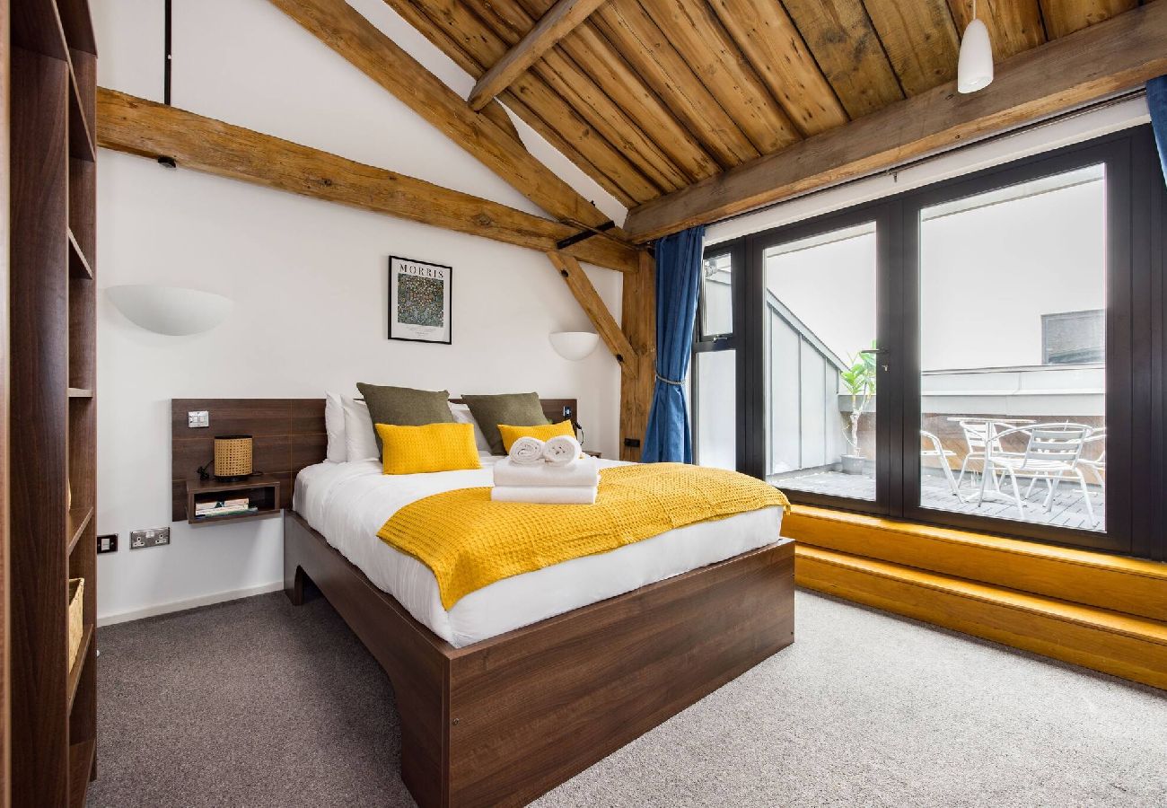 Apartment in London - ExCel Warehouse Conversion by Wild Roses - 2 