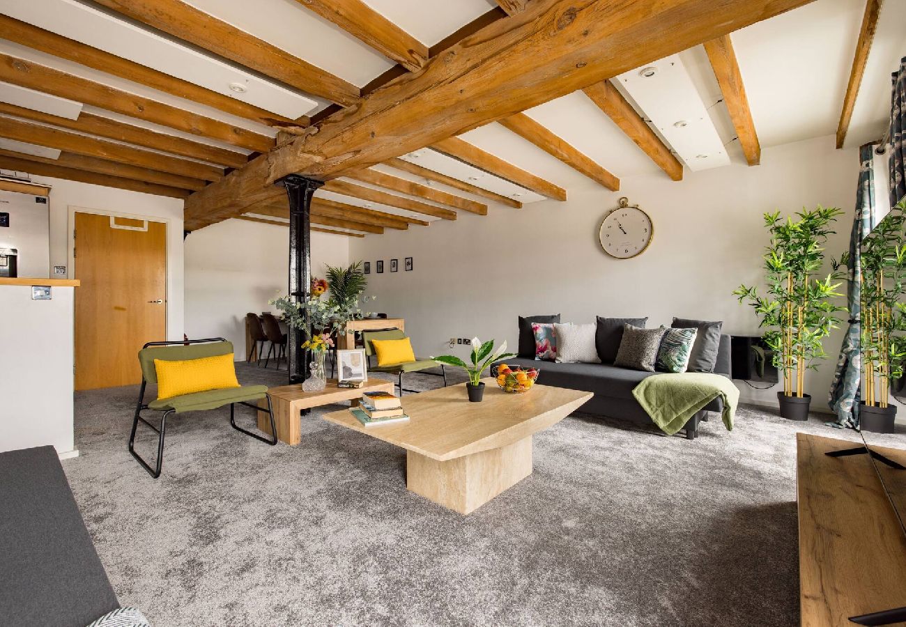 Apartment in London - ExCel Warehouse Conversion by Wild Roses - 2 