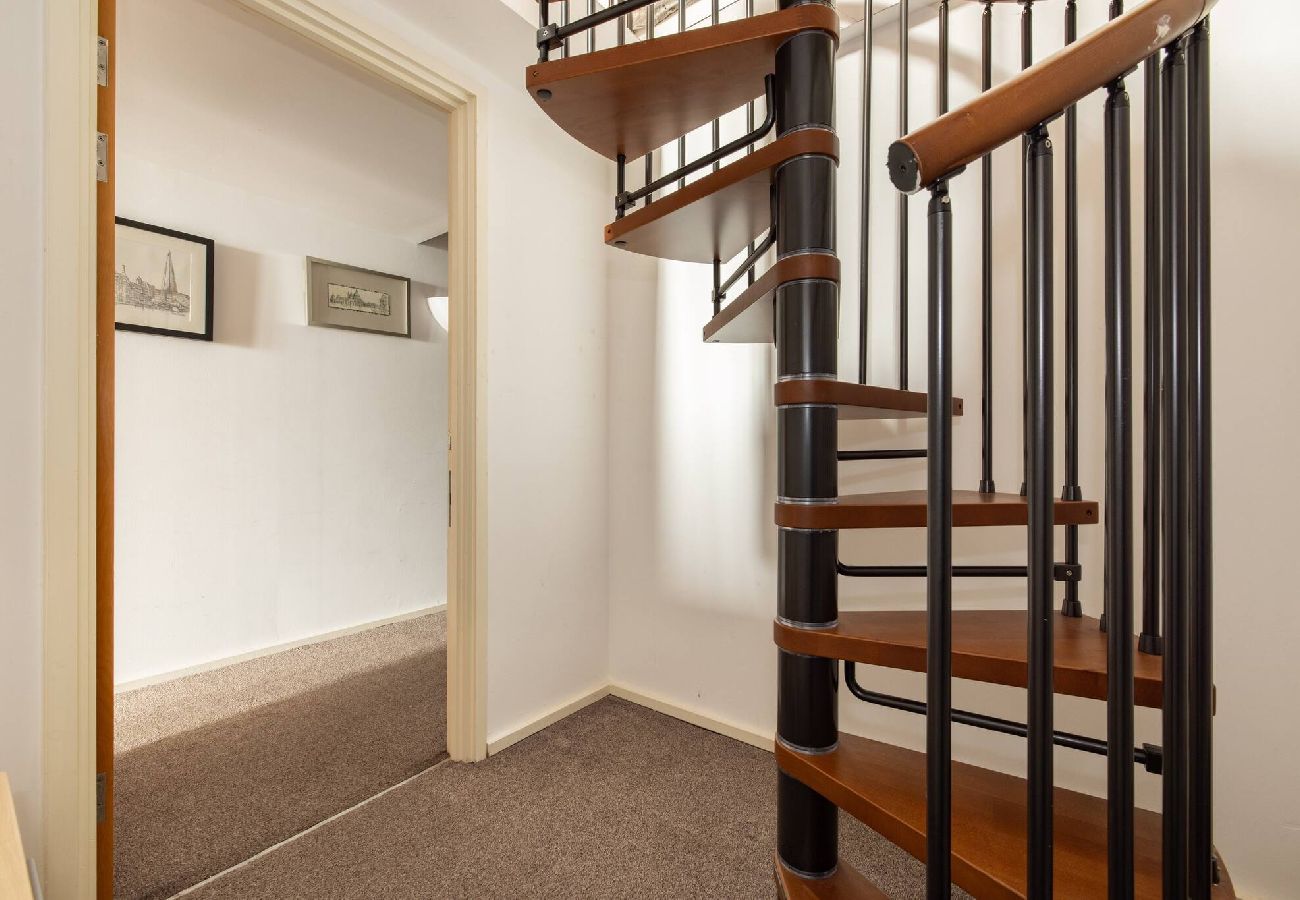 Apartment in London - ExCel Warehouse Conversion by Wild Roses - 2 
