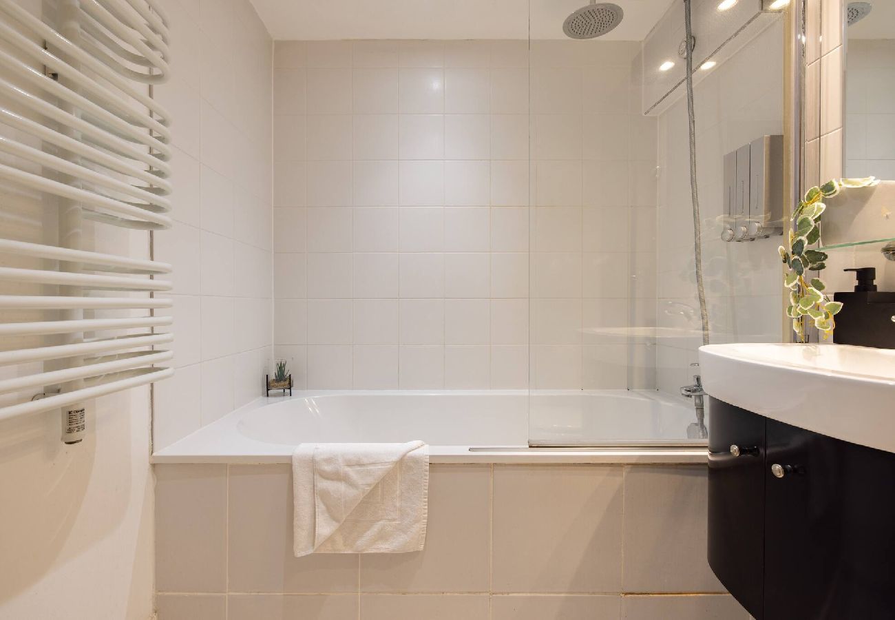 Apartment in London - ExCel Warehouse Conversion by Wild Roses - 2 