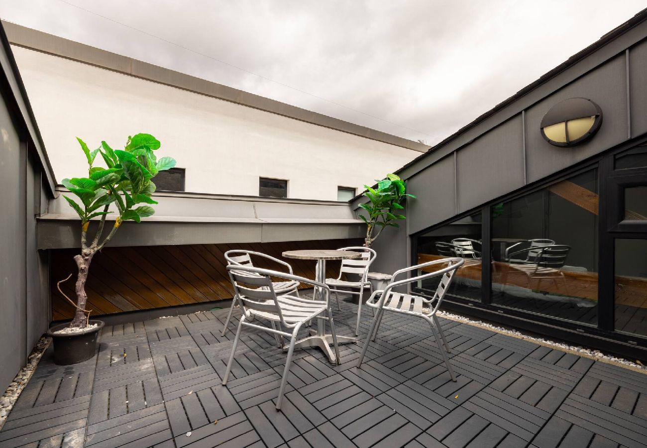 Apartment in London - ExCel Warehouse Conversion by Wild Roses - 2 