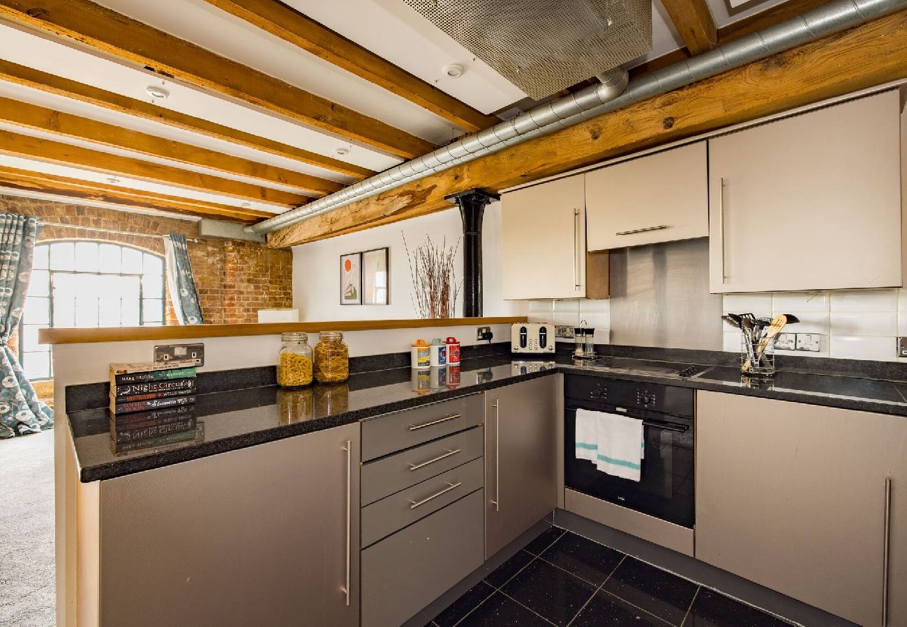 Apartment in London - ExCel Warehouse Conversion by Wild Roses - 2 