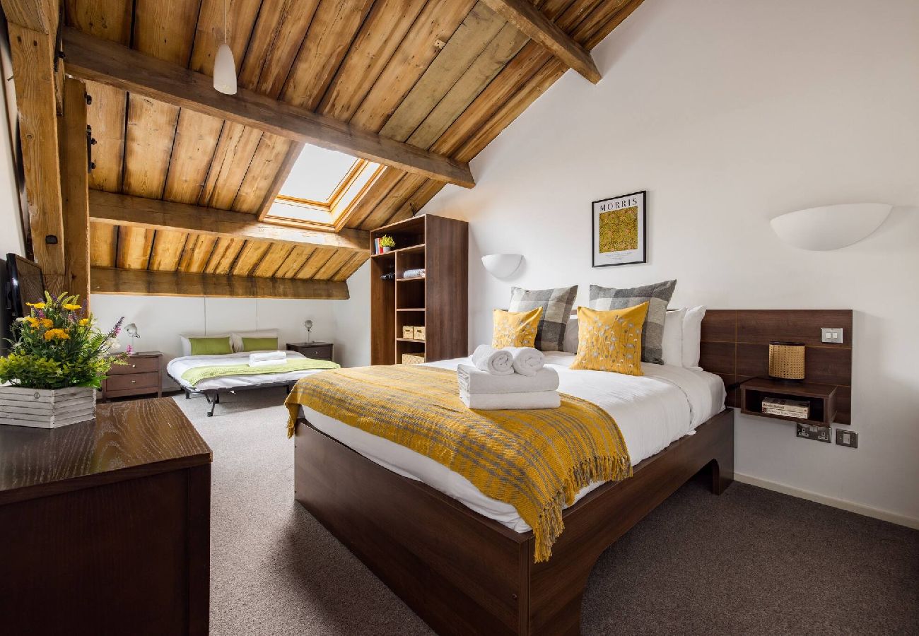 Apartment in London - ExCel Warehouse Conversion by Wild Roses - 2 