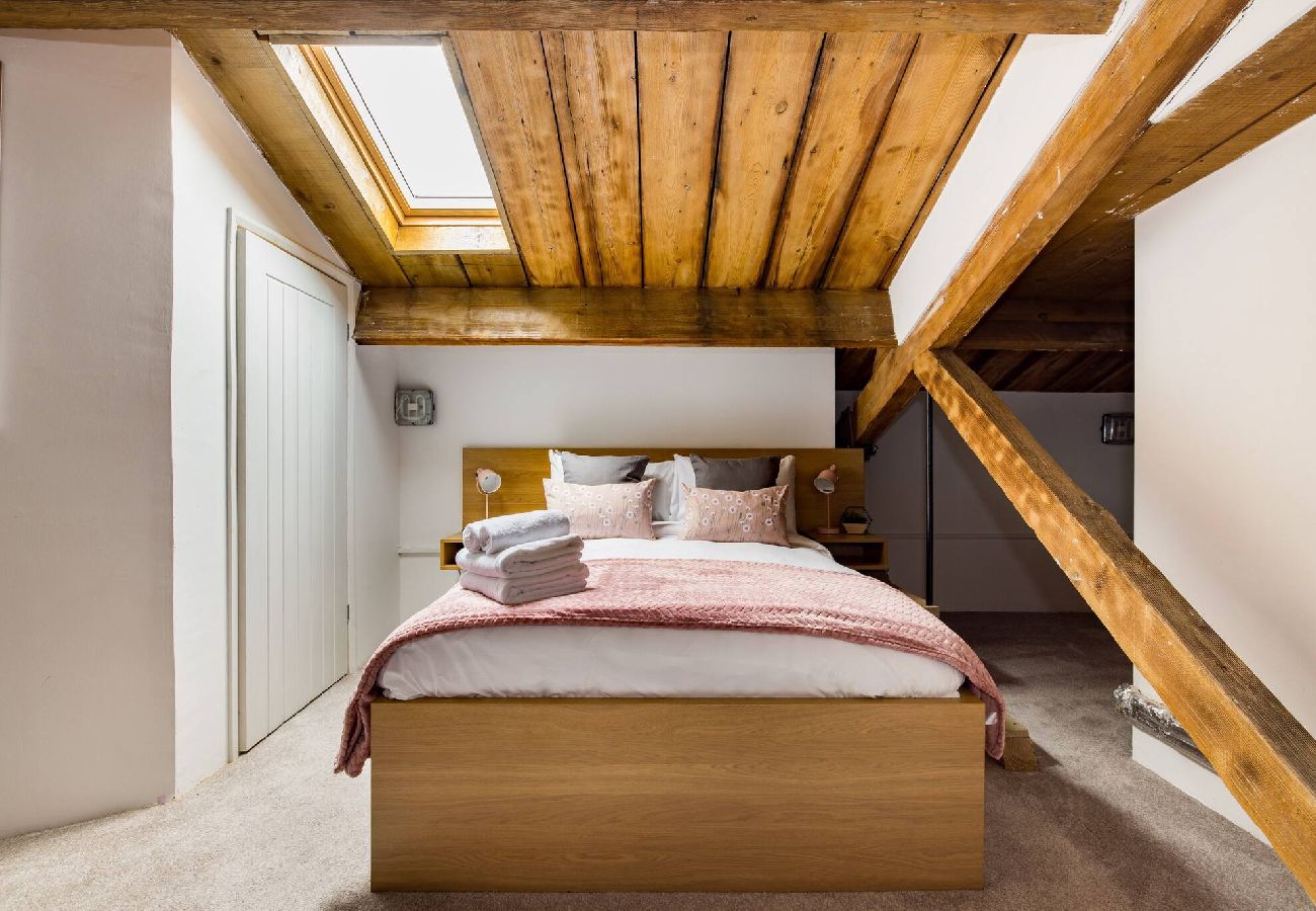 Apartment in London - ExCel Warehouse Conversion by Wild Roses - 2 