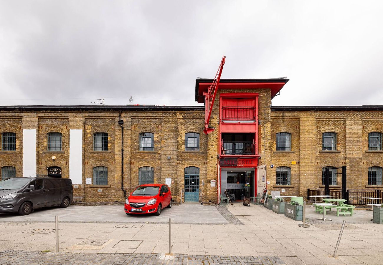 Apartment in London - ExCel Warehouse Conversion by Wild Roses - 2 