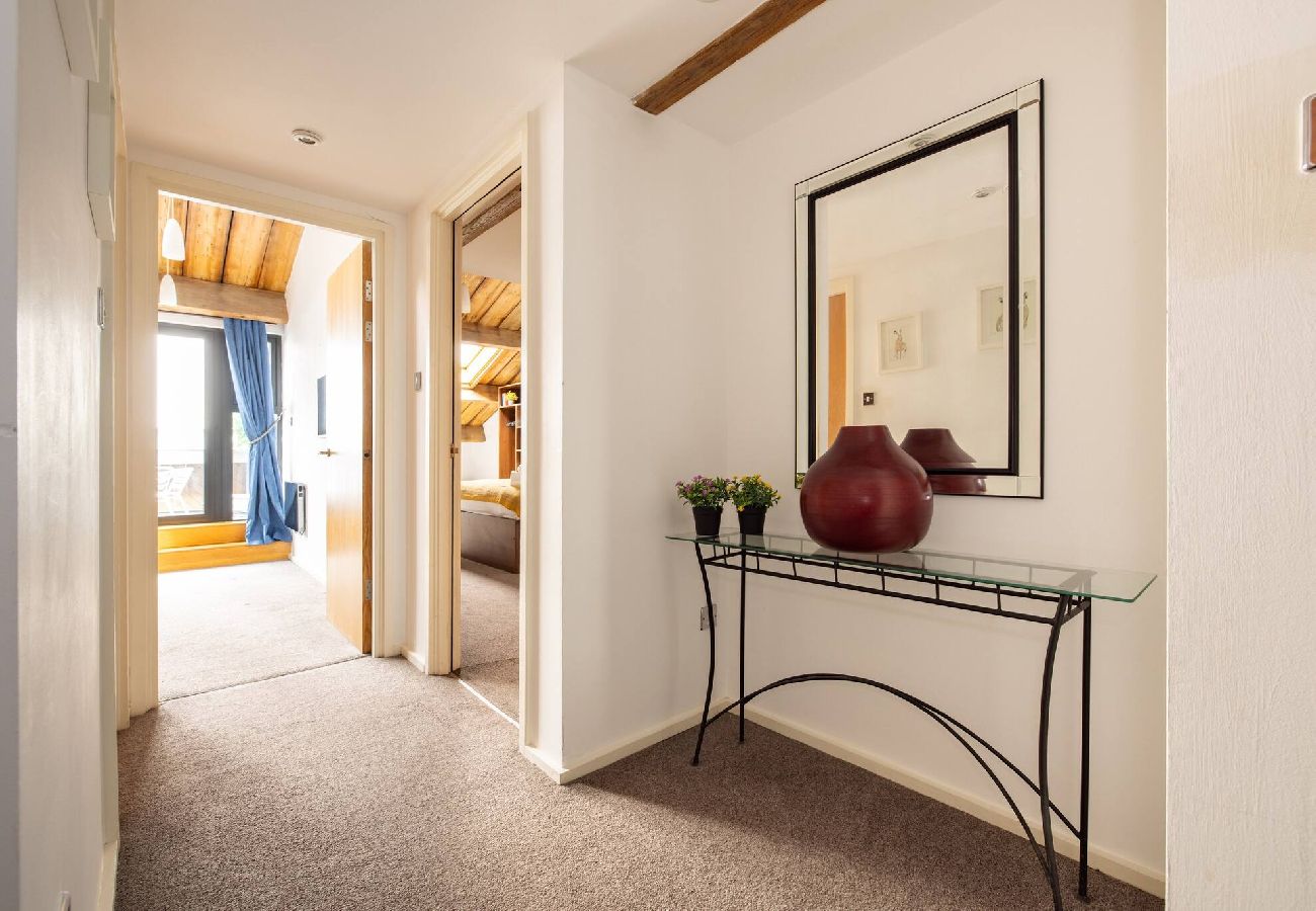Apartment in London - ExCel Warehouse Conversion by Wild Roses - 2 