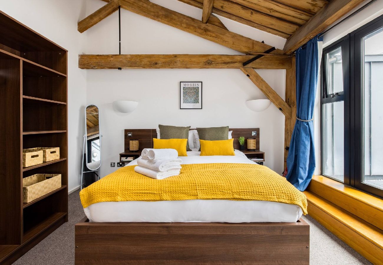 Apartment in London - ExCel Warehouse Conversion by Wild Roses - 2 