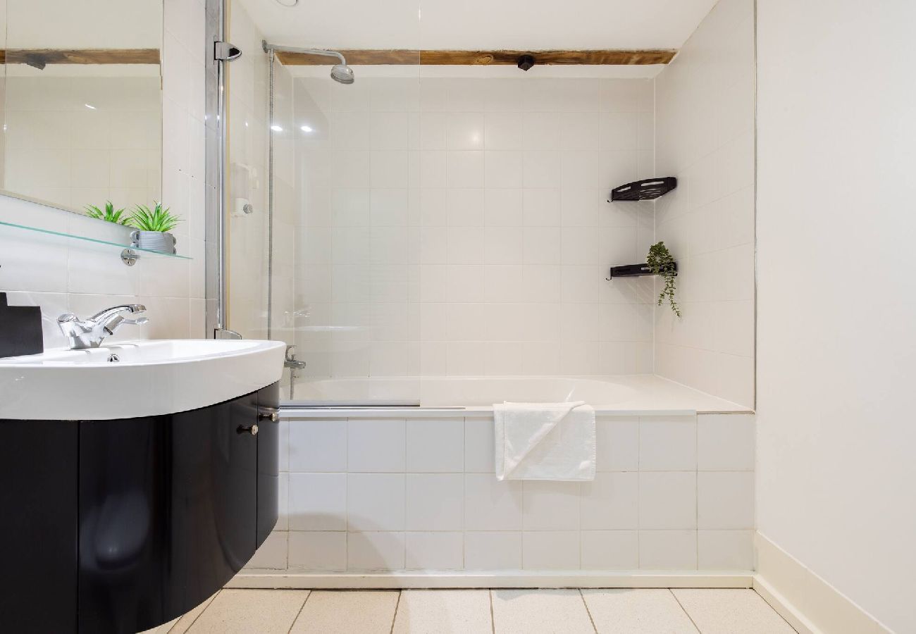 Apartment in London - ExCel Warehouse Conversion by Wild Roses - 2 