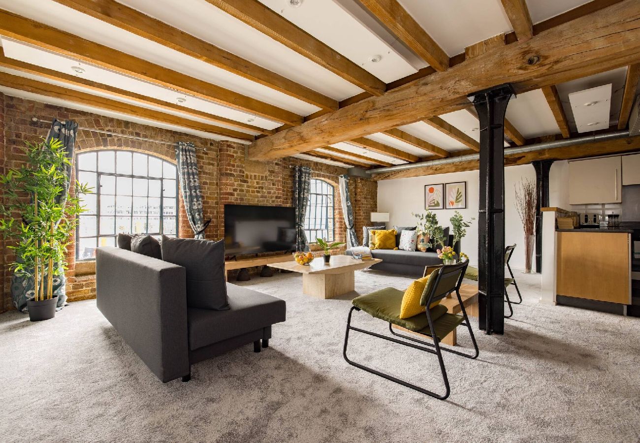 Apartment in London - ExCel Warehouse Conversion by Wild Roses - 2 