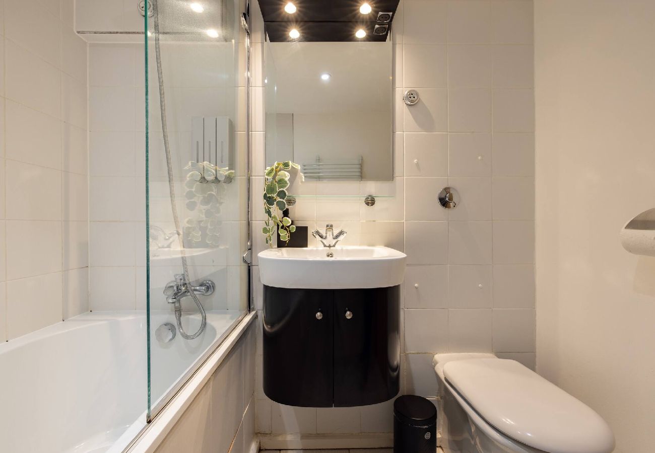 Apartment in London - ExCel Warehouse Conversion by Wild Roses - 2 