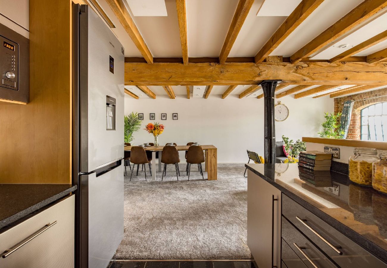 Apartment in London - ExCel Warehouse Conversion by Wild Roses - 2 