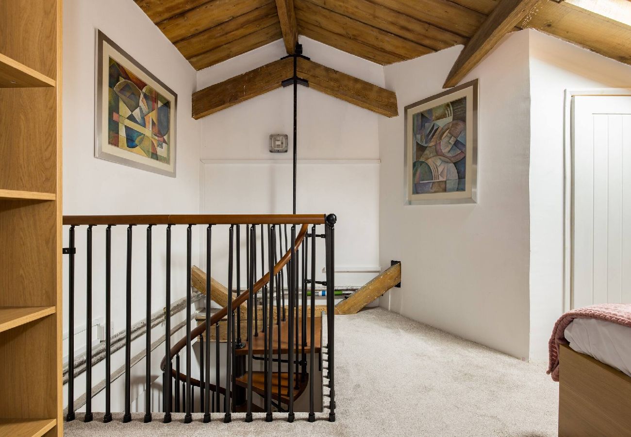 Apartment in London - ExCel Warehouse Conversion by Wild Roses - 2 