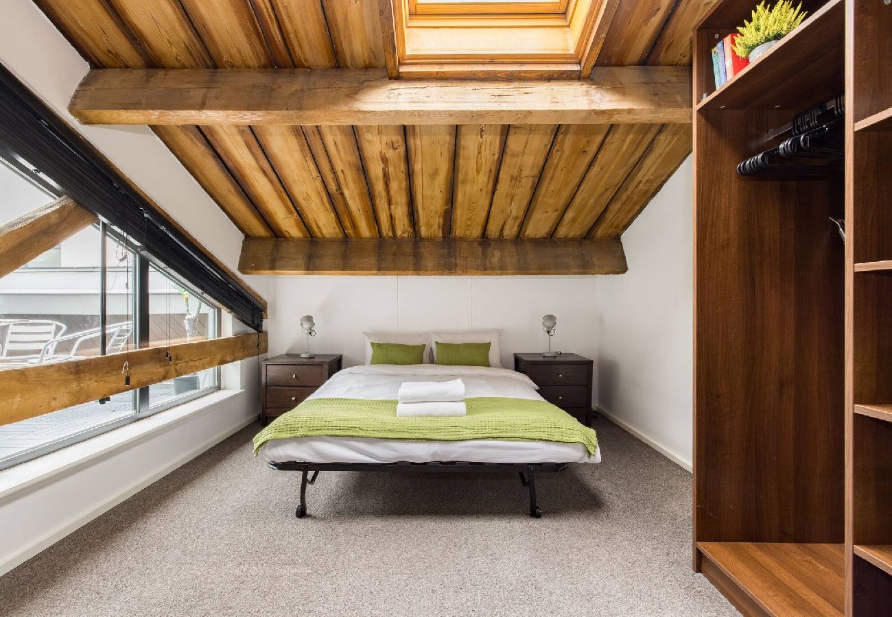 Apartment in London - ExCel Warehouse Conversion by Wild Roses - 2 
