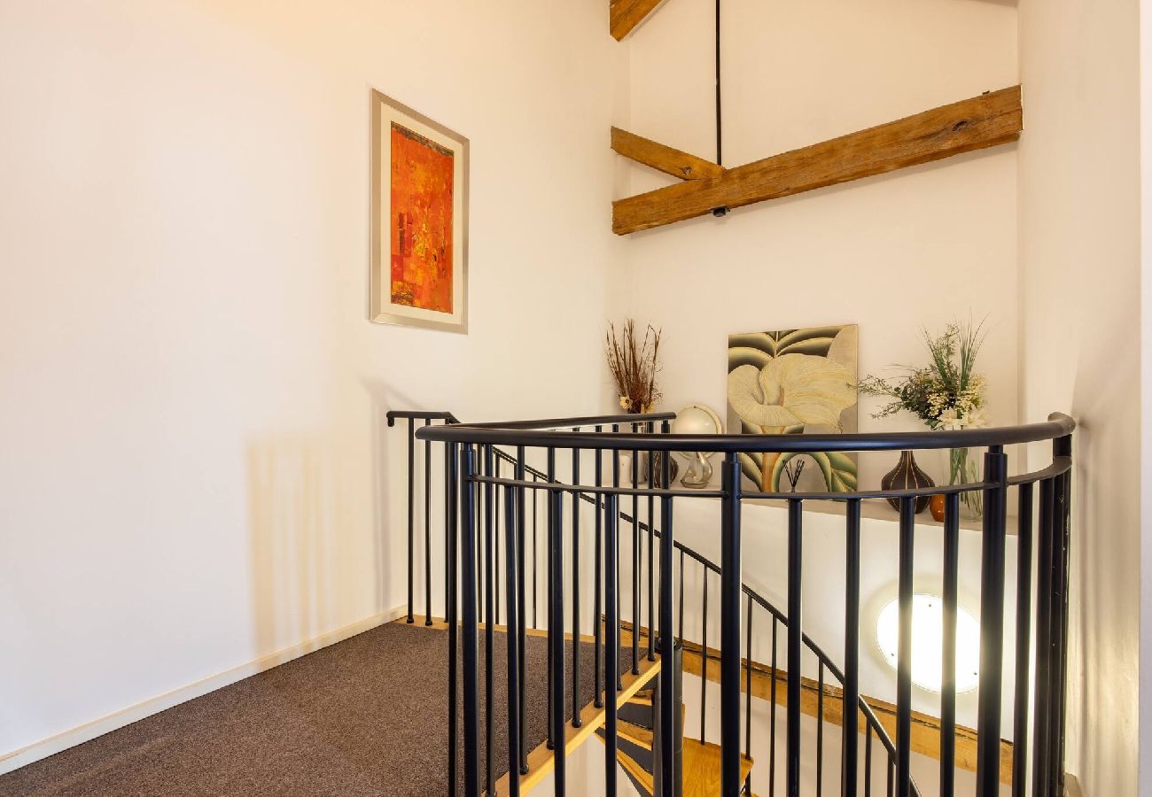 Apartment in London - ExCel Warehouse Conversion by Wild Roses - 2 