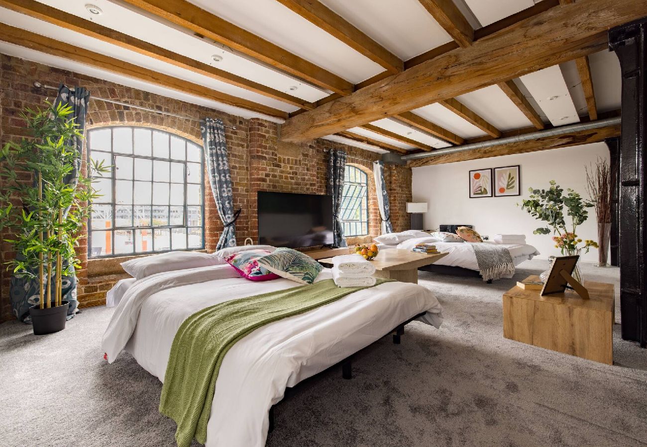 Apartment in London - ExCel Warehouse Conversion by Wild Roses - 2 