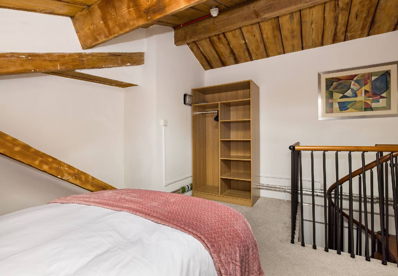 Apartment in London - ExCel Warehouse Conversion by Wild Roses - 2 