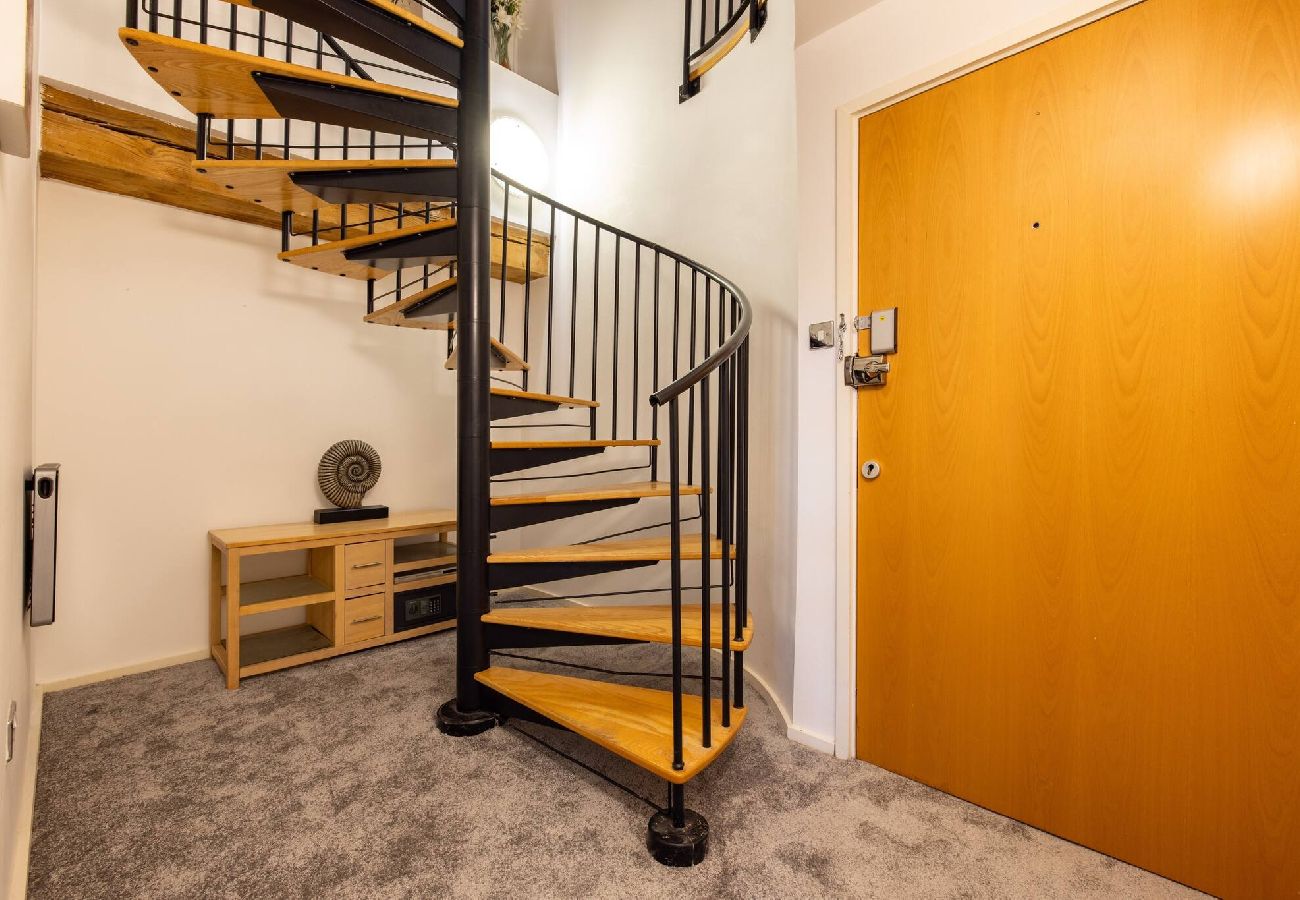Apartment in London - ExCel Warehouse Conversion by Wild Roses - 2 