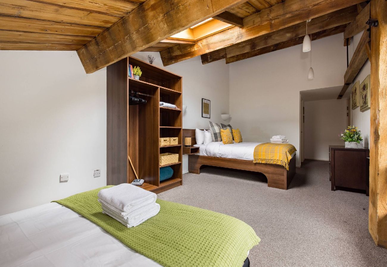 Apartment in London - ExCel Warehouse Conversion by Wild Roses - 2 