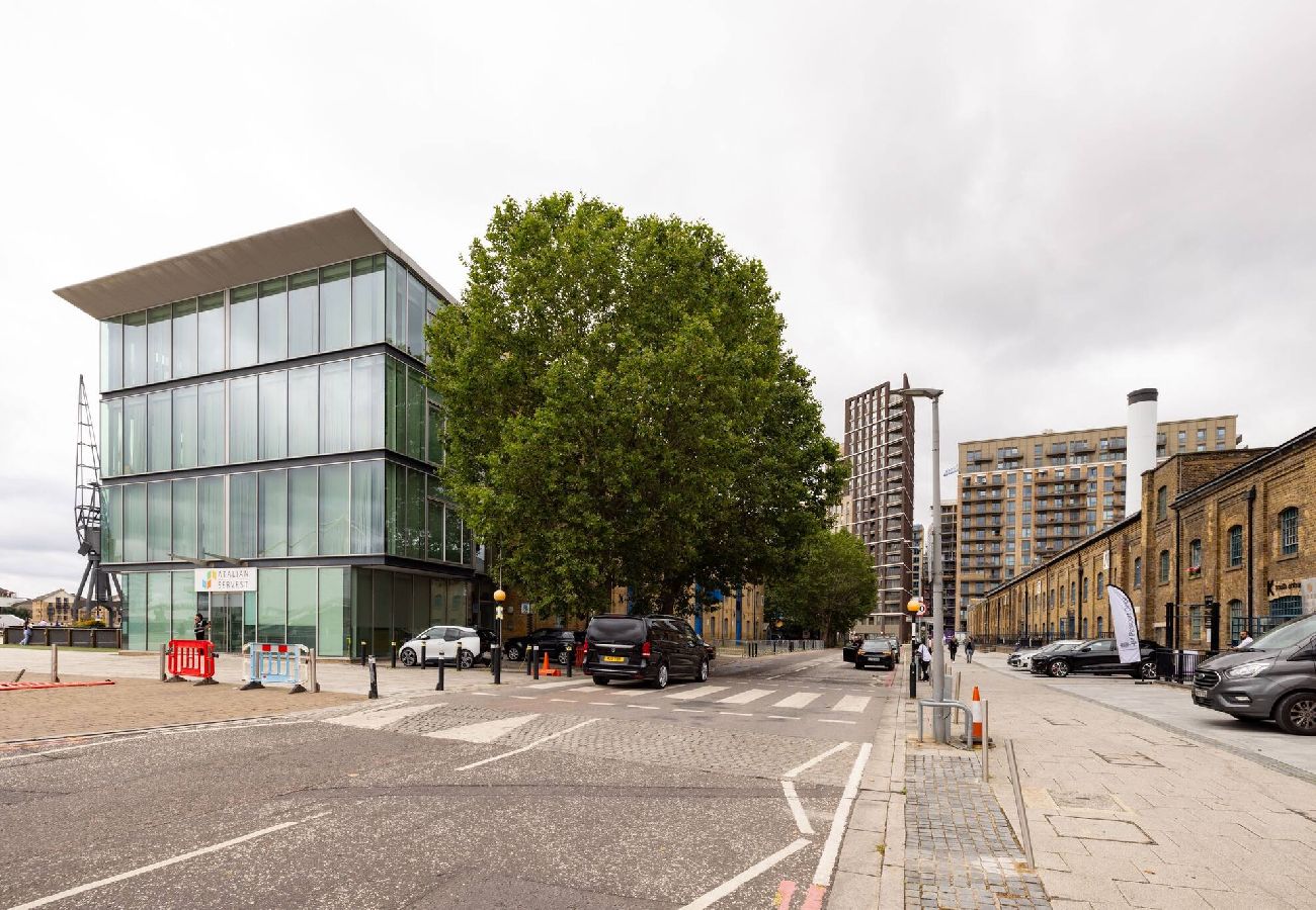 Apartment in London - ExCel Warehouse Conversion by Wild Roses - 2 