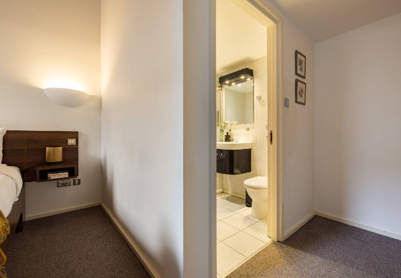 Apartment in London - ExCel Warehouse Conversion by Wild Roses - 2 