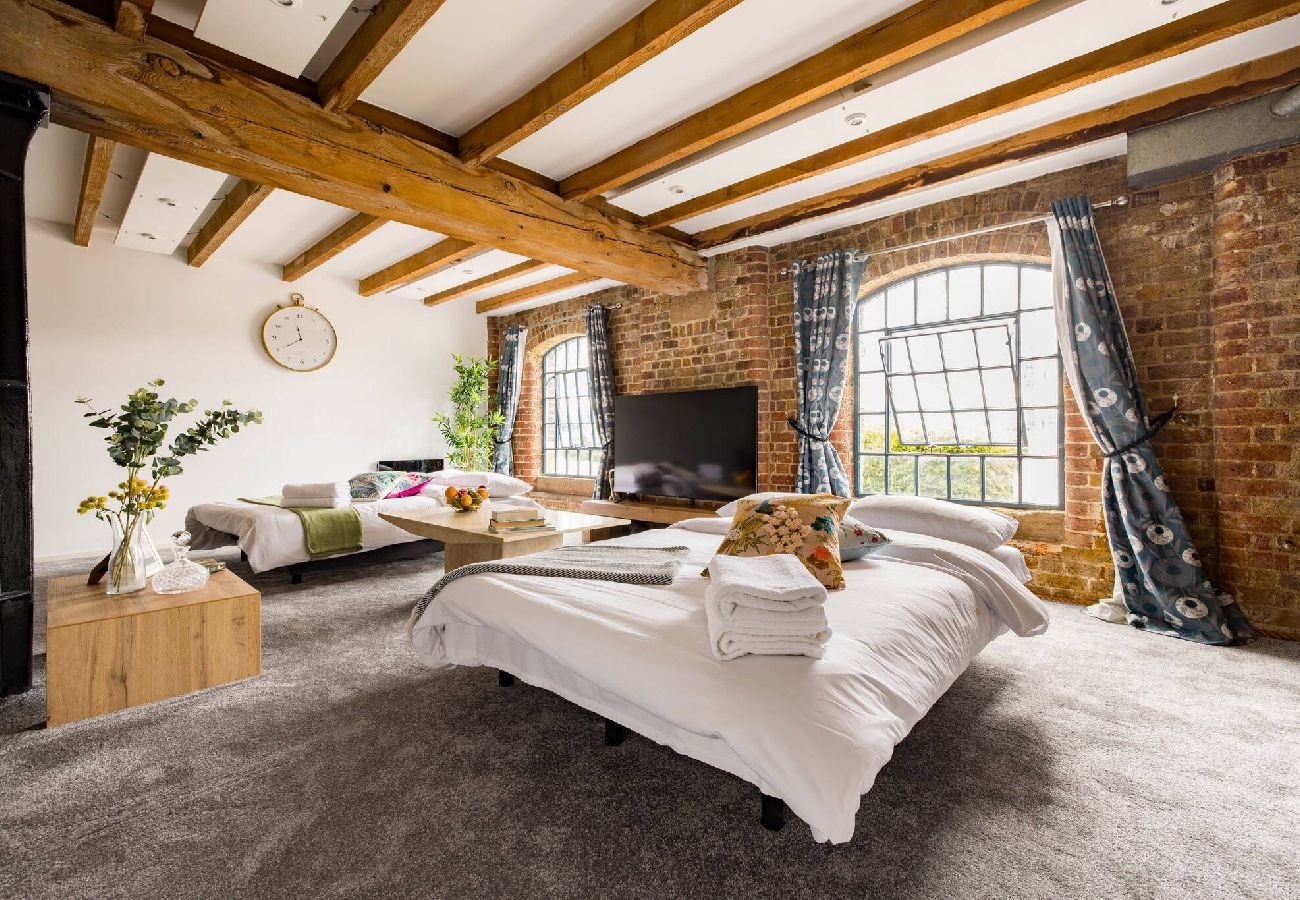 Apartment in London - ExCel Warehouse Conversion by Wild Roses - 2 
