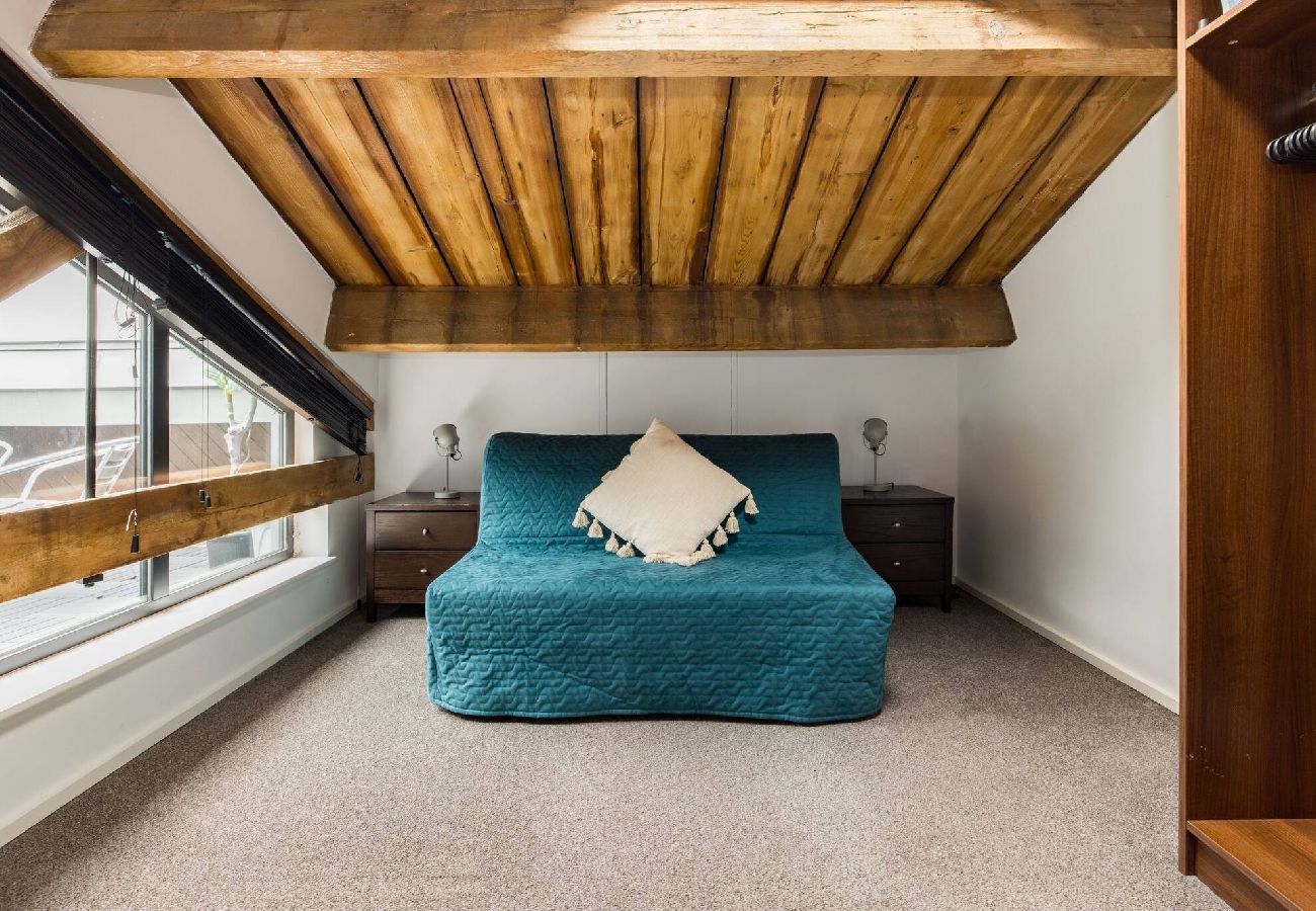 Apartment in London - ExCel Warehouse Conversion by Wild Roses - 2 
