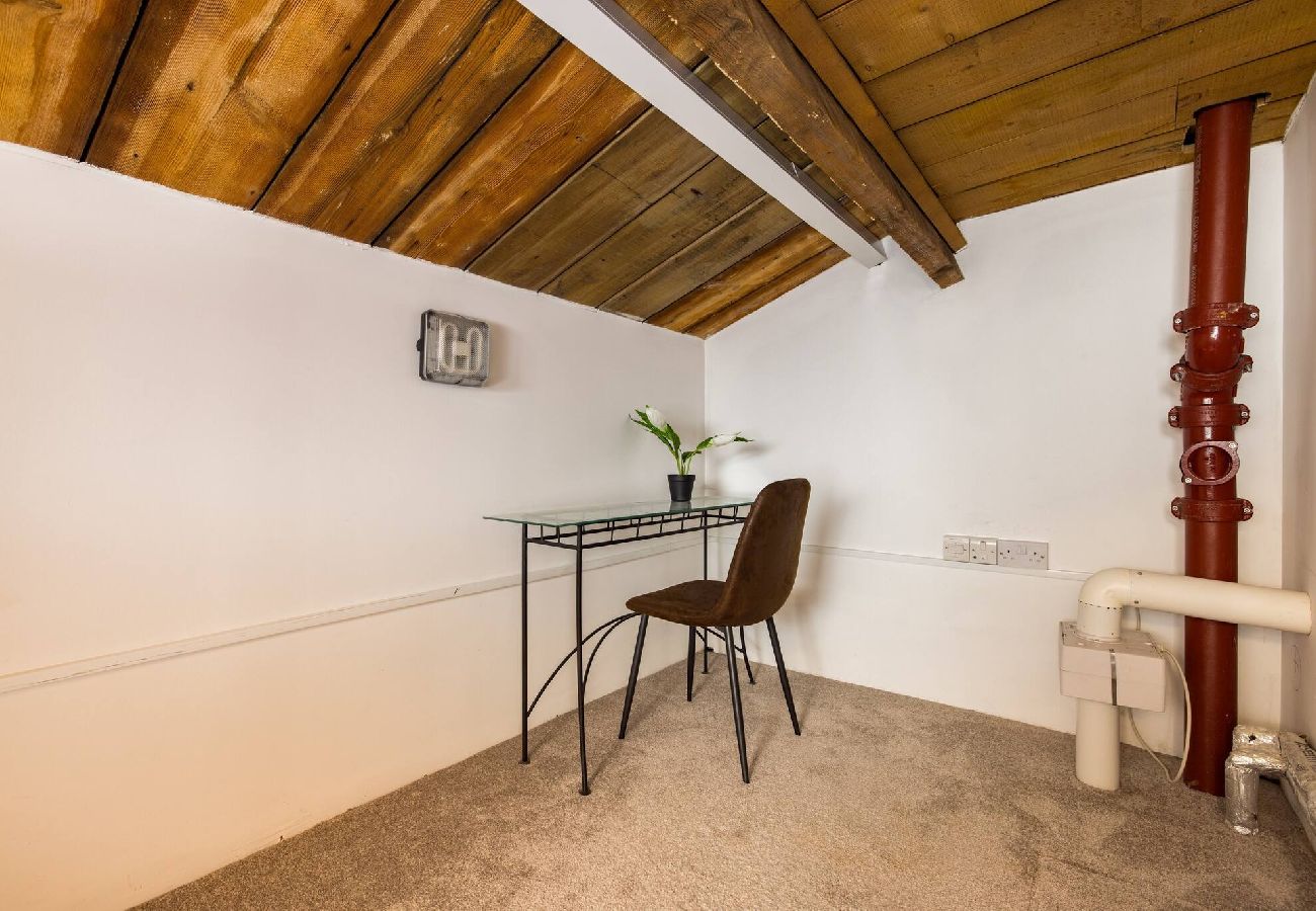Apartment in London - ExCel Warehouse Conversion by Wild Roses - 2 