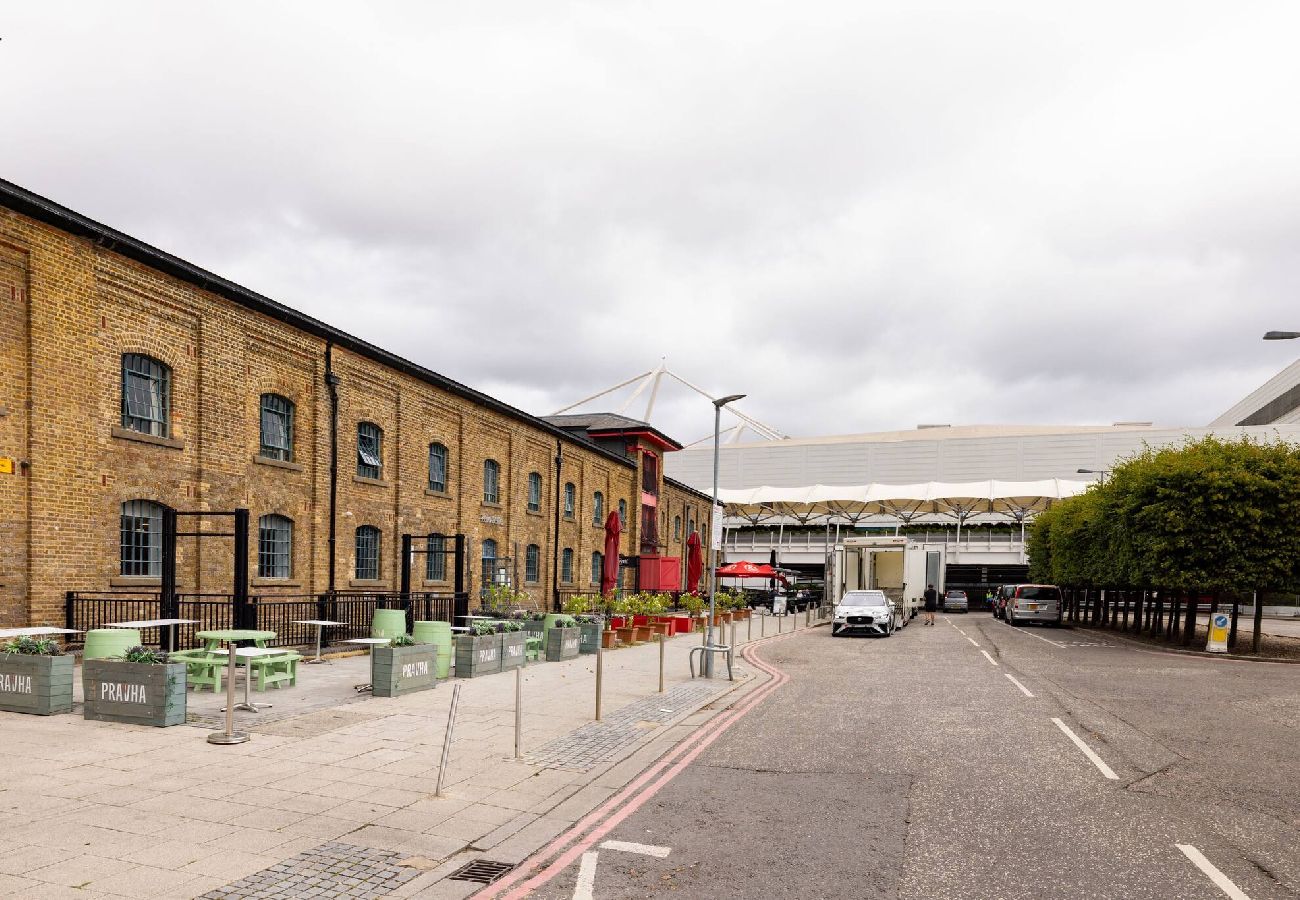 Apartment in London - ExCel Warehouse Conversion by Wild Roses - 2 