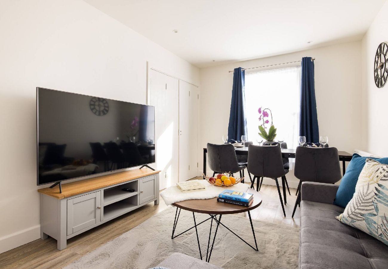 Apartment in London - Chic Retreat by Wild Roses - D 